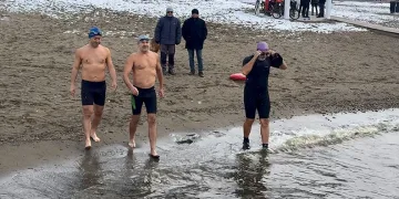 Eksi 3 derecede İznik Gölü’ne girdiler