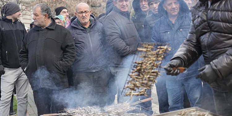 Bursa’da binlerce kişi, 1 ton hamsi için bekledi