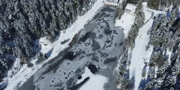 Değirmende Şelalesi soğuk havanın etkisiyle kısmen dondu