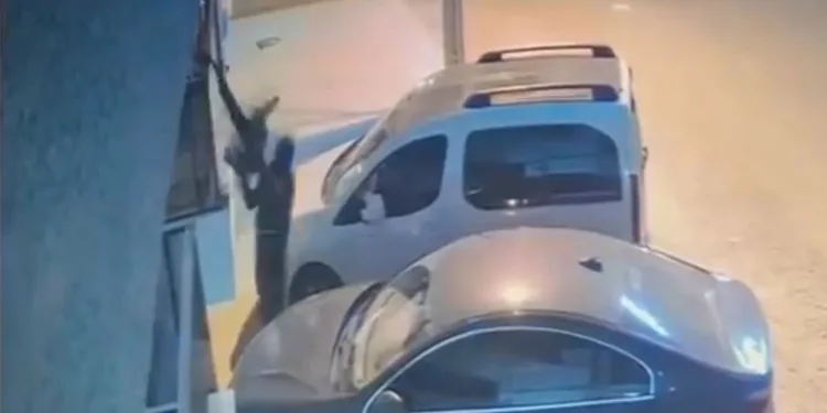 Balkondan kıyafet çalan hırsız kamerada