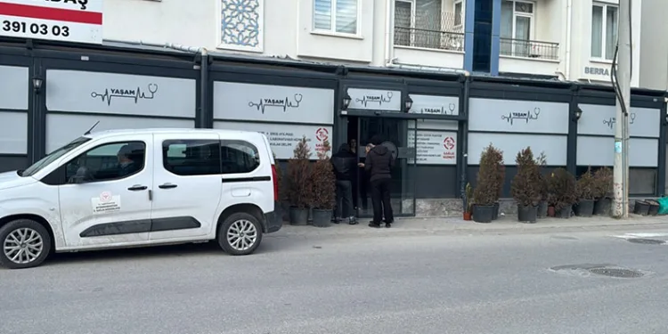 Şarampole uçan otomobil sürücüsü yaralandı