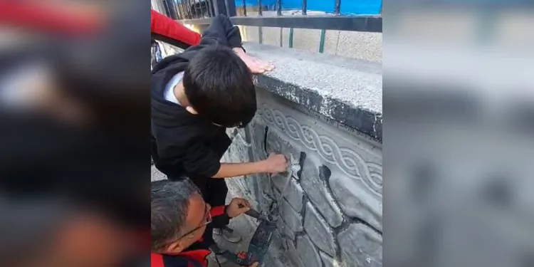 Oyun oynarken parmağını duvara sıkıştırdı