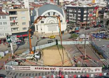 Bursa’da ‘Dur’ ihtarına uymayıp polise çarptı