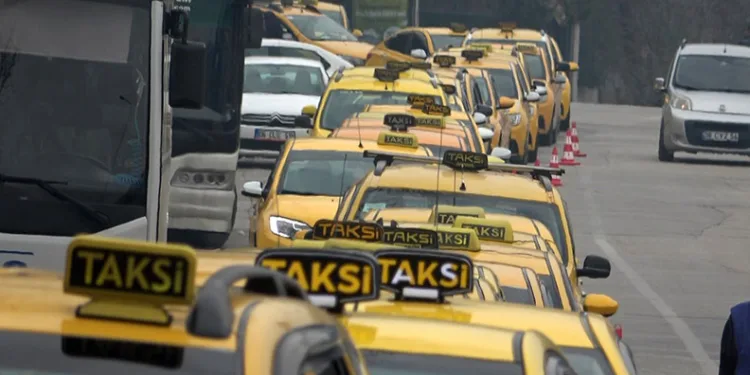 Bursa’da ‘Dur’ ihtarına uymayıp polise çarptı