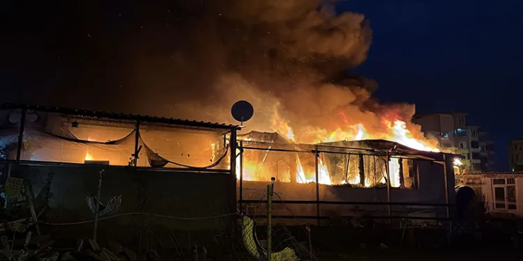 Tekirdağ’da prefabrik ev alev alev yandı