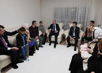 Cumhurbaşkanı Erdoğan, evlerine kavuşan depremzede aileyi ziyaret etti
