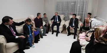 Cumhurbaşkanı Erdoğan, evlerine kavuşan depremzede aileyi ziyaret etti