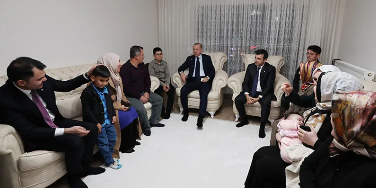 Cumhurbaşkanı Erdoğan, evlerine kavuşan depremzede aileyi ziyaret etti