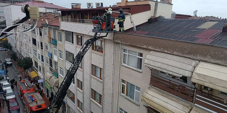 Hafif ticari araç otobüse çarptı: 1 yaralı