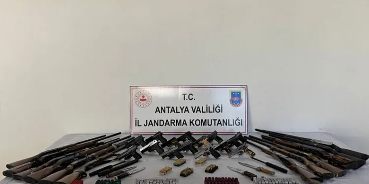 Manisa’da jandarmadan 7 mahallede dev operasyon