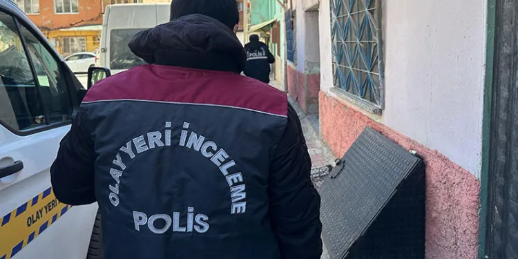 Hafif ticari araç otobüse çarptı: 1 yaralı