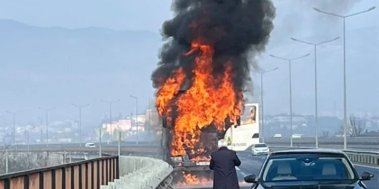 Damperli kamyon alev alev yandı