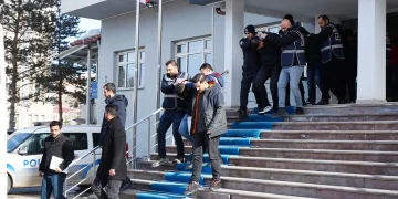 Bitlis’te kaçak göçmen taşıyan tırın gizli bölmesi çöktü: 1 ölü, 4 yaralı