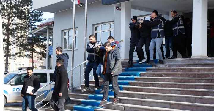 Bitlis’te kaçak göçmen taşıyan tırın gizli bölmesi çöktü: 1 ölü, 4 yaralı