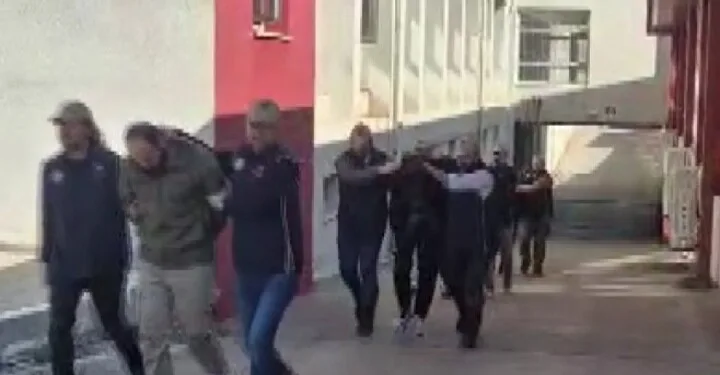 Bitlis’te kaçak göçmen taşıyan tırın gizli bölmesi çöktü: 1 ölü, 4 yaralı