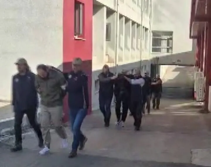 Bitlis’te kaçak göçmen taşıyan tırın gizli bölmesi çöktü: 1 ölü, 4 yaralı