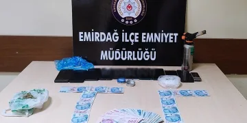 Bitlis’te kaçak göçmen taşıyan tırın gizli bölmesi çöktü: 1 ölü, 4 yaralı