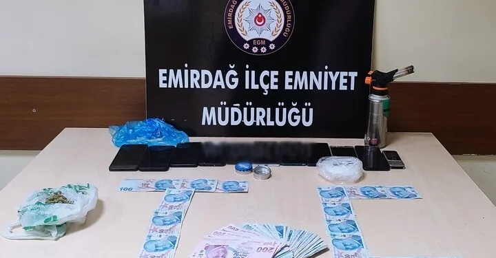 Bitlis’te kaçak göçmen taşıyan tırın gizli bölmesi çöktü: 1 ölü, 4 yaralı