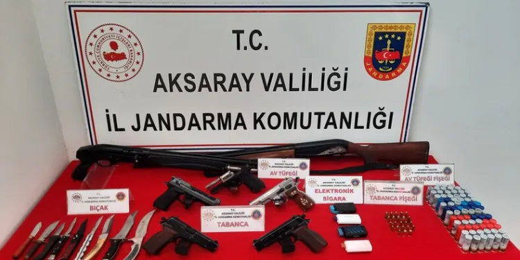 Isparta’da ev yangını, alevler arasında kalan 5 kişi balkondan tahliye edildi