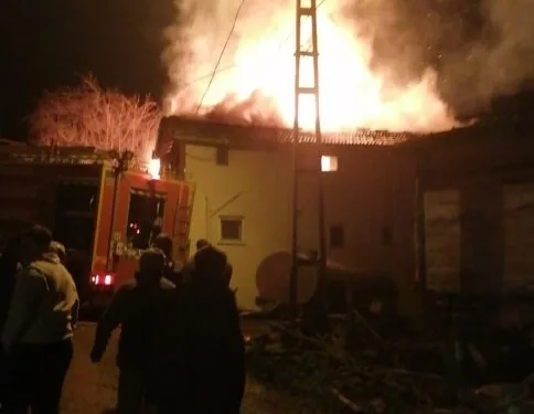 Isparta’da ev yangını, alevler arasında kalan 5 kişi balkondan tahliye edildi
