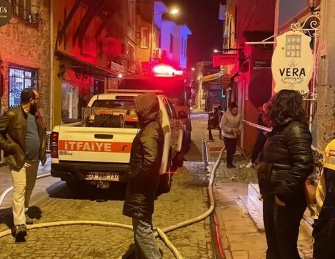 Isparta’da ev yangını, alevler arasında kalan 5 kişi balkondan tahliye edildi