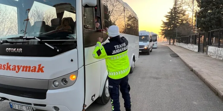 Isparta’da ev yangını, alevler arasında kalan 5 kişi balkondan tahliye edildi