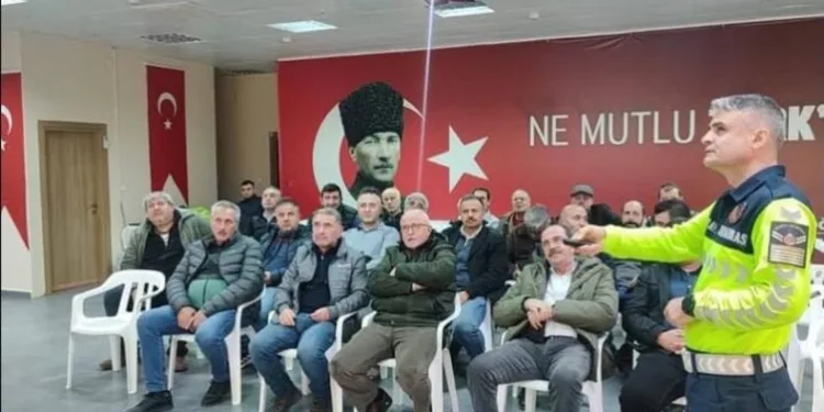 Isparta’da ev yangını, alevler arasında kalan 5 kişi balkondan tahliye edildi