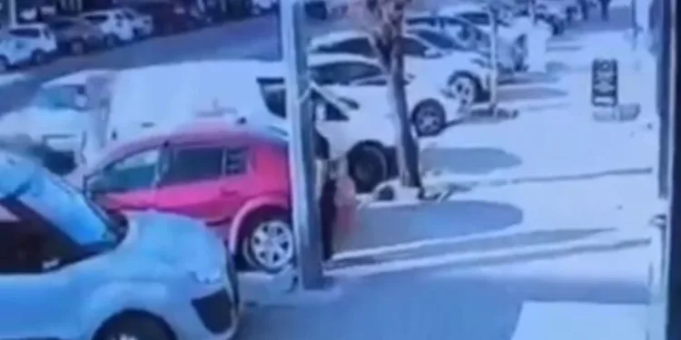 Isparta’da ev yangını, alevler arasında kalan 5 kişi balkondan tahliye edildi
