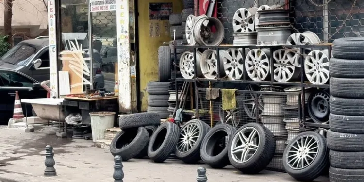 Isparta’da ev yangını, alevler arasında kalan 5 kişi balkondan tahliye edildi