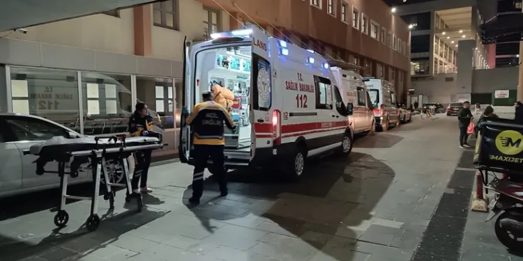 Isparta’da ev yangını, alevler arasında kalan 5 kişi balkondan tahliye edildi