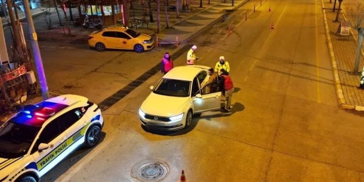 Isparta’da ev yangını, alevler arasında kalan 5 kişi balkondan tahliye edildi