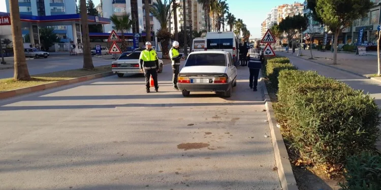 Isparta’da ev yangını, alevler arasında kalan 5 kişi balkondan tahliye edildi