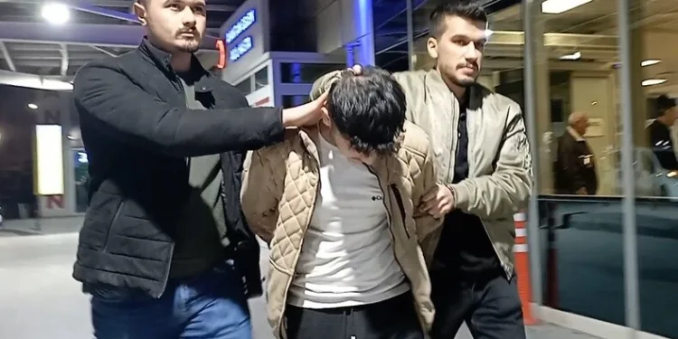 Isparta’da ev yangını, alevler arasında kalan 5 kişi balkondan tahliye edildi