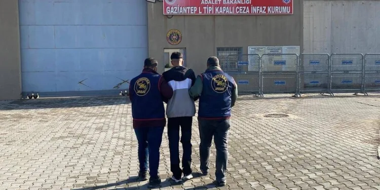 Isparta’da ev yangını, alevler arasında kalan 5 kişi balkondan tahliye edildi