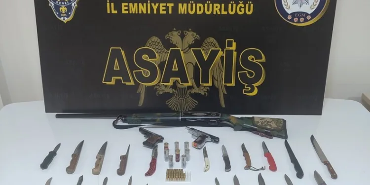 Isparta’da ev yangını, alevler arasında kalan 5 kişi balkondan tahliye edildi