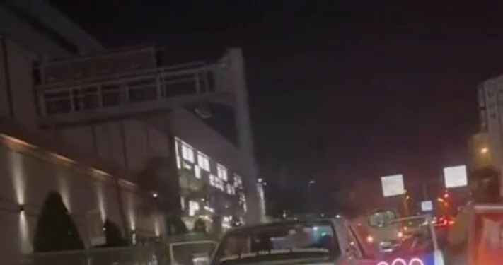 Isparta’da ev yangını, alevler arasında kalan 5 kişi balkondan tahliye edildi