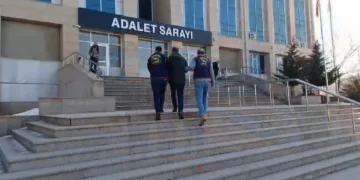Isparta’da ev yangını, alevler arasında kalan 5 kişi balkondan tahliye edildi