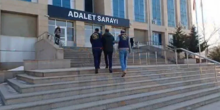 Isparta’da ev yangını, alevler arasında kalan 5 kişi balkondan tahliye edildi