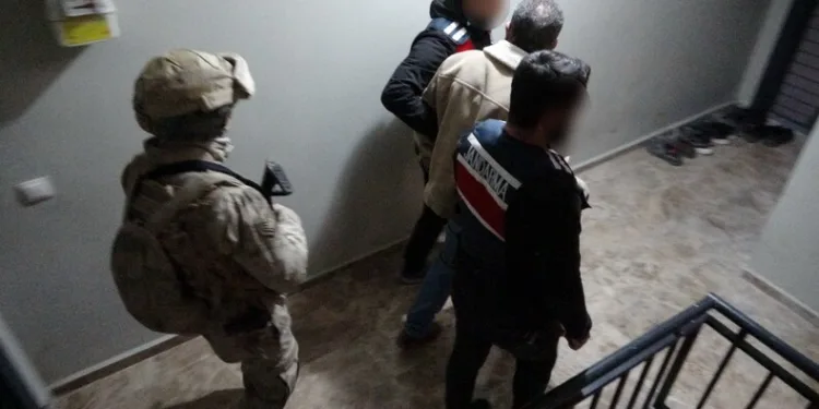 Antalya’da iki araç çarpıştı: 1 ağır yaralı