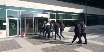 Antalya’da iki araç çarpıştı: 1 ağır yaralı