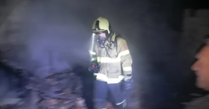 Erdek’te gece saatlerinde dam yangını paniğe neden oldu