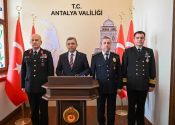 Erdek’te gece saatlerinde dam yangını paniğe neden oldu