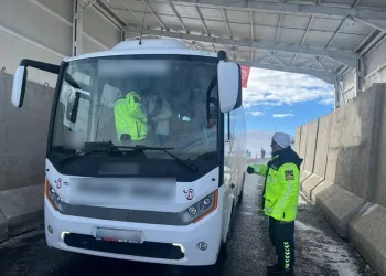 Uçuruma yuvarlayan araçta 3 kişi yaralandı