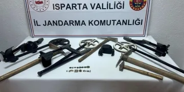 Uçuruma yuvarlayan araçta 3 kişi yaralandı