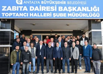 Uçuruma yuvarlayan araçta 3 kişi yaralandı
