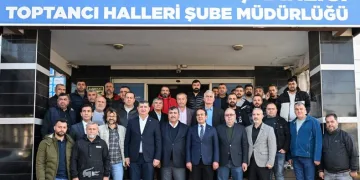 Uçuruma yuvarlayan araçta 3 kişi yaralandı
