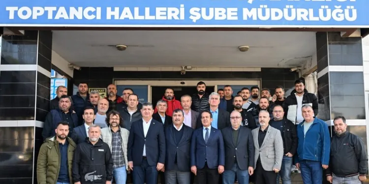 Uçuruma yuvarlayan araçta 3 kişi yaralandı