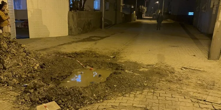 Uçuruma yuvarlayan araçta 3 kişi yaralandı