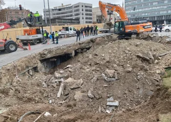 Uçuruma yuvarlayan araçta 3 kişi yaralandı