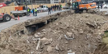 Uçuruma yuvarlayan araçta 3 kişi yaralandı